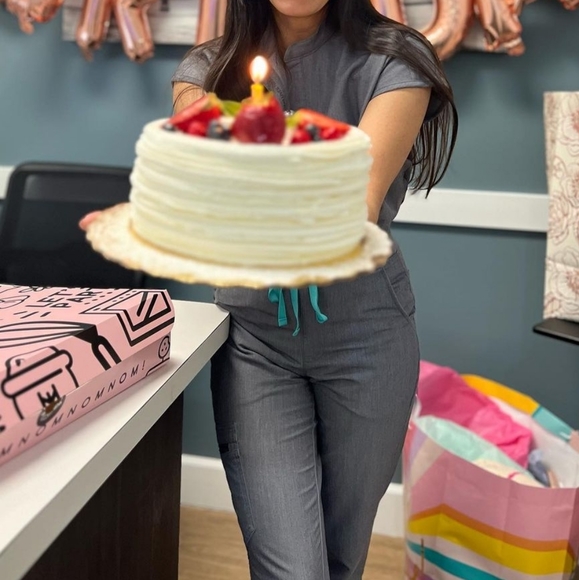 wearfigs Women's Graphite Rafaela Oversized Scrub Top - Picture 4 of 5